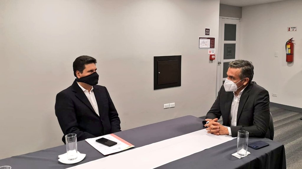 pedropalaciosu's tweet photo. Mantenemos reuniones con David Alemán, Country Manager de @Avianca, para buscar conectividad aérea para Cuenca.

De esta manera contaremos con un mayor número de frecuencias que permitirá la reactivación económica y potenciará al sector turístico. 

#CuencaSeReactiva https://t.co/GmXMPzyhKx
