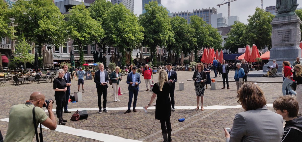 NLRebellion's tweet photo. Rebel @EvaRovers heeft zojuist onze passage voor in het regeerakkoord over het ambitieuze burgerberaad aangeboden aan premier Rutte.
Lees meer op https://t.co/3Yyi2YNVzV #Burgerberaadvoorhetklimaat #NuHetNogKan https://t.co/mAMSoZTSa3