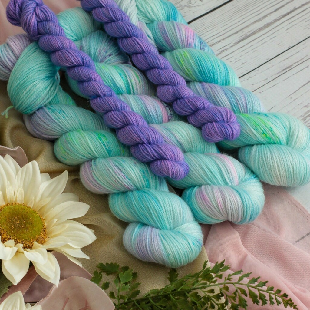 What's better than one skein of yarn? ⁠
Two skeins, of course! 🧶💗🧶⁠
⁠
Did you know that when you sign up for the Yarn Love sock weight yarn-of-the-month club you get a coordinating mini-skein, too? ⁠
⁠
Personally, I love using the 1 oz mini skein… instagr.am/p/CQbIrObjD1W/