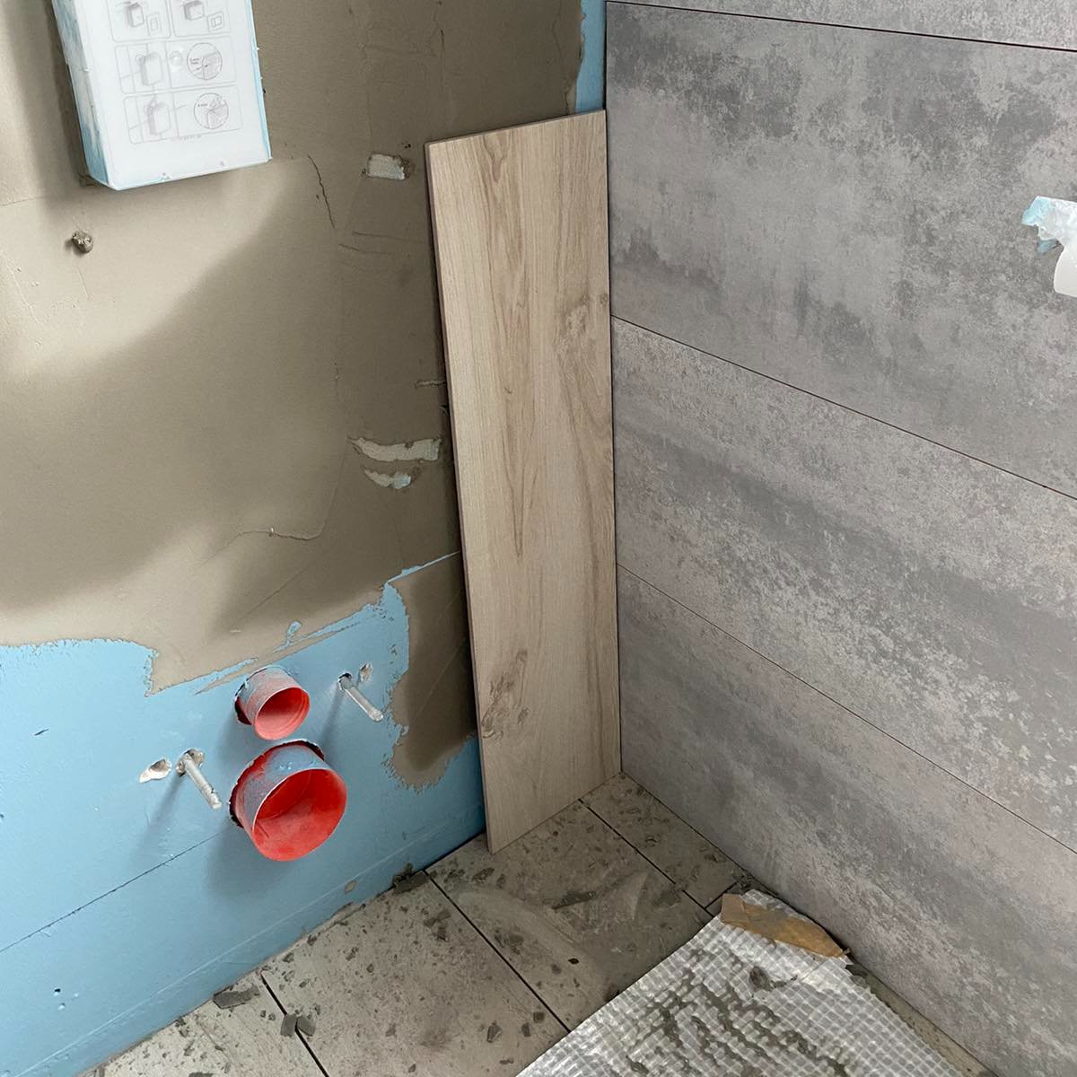 Неожиданно итальянская плитка, оказалась не керамогранитом, а очень мягким кафелем. Прийдется немного изменить план и зашить место крепления унитаза прочной половой плиткой, чтобы потом не очковать каждый раз садясь на унитаз.