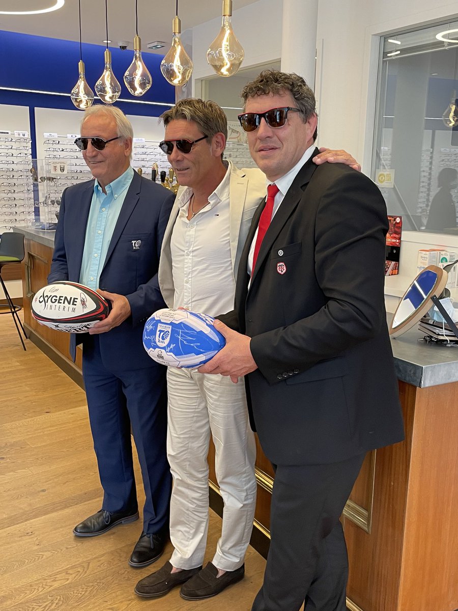RempartMutuelle's tweet photo. Les modèles du jour qui portent avec classe les lunettes #caprempart en série limitée aux couleurs du @StadeToulousain et du @TOXIII ne sont autres que les présidents des 2 clubs 🤩 #optique #lunettes #toulouse https://t.co/fXlsRyf2OP