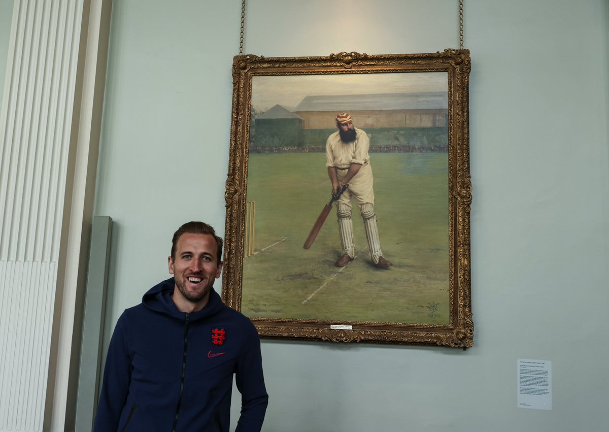 TheBarmyArmy's tweet photo. COME ON THE BOYS 🏴󠁧󠁢󠁥󠁮󠁧󠁿

Class to see the lads at the @HomeOfCricket ahead of the big game this eve 👏

The Barmy Army are behind you boys...⚽️

#CZEvENG https://t.co/CRmF2tdW80