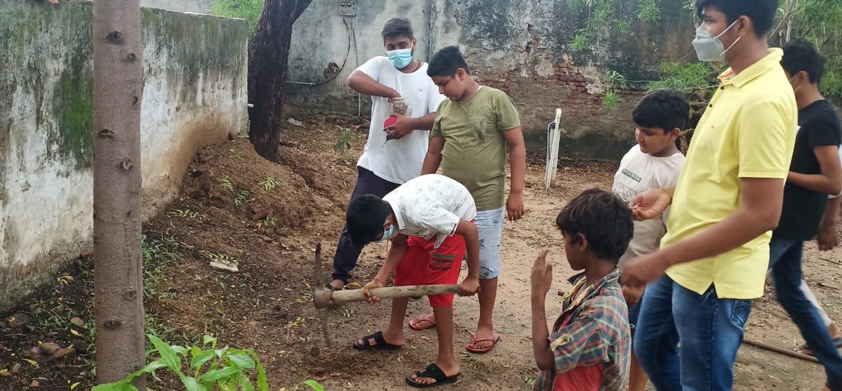 khamirjoshi's tweet photo. #प्रकृति_वंदन 
@rsspsg 
#पर्यावरण_संरक्षण seed sowing activity @sarkhej by kids to develop environment awareness amongst them https://t.co/Ea0EtrOqD5