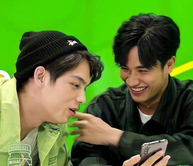 peachyshippper's tweet photo. @bbrightvc @Tawan_V #brighttay u all haha https://t.co/T3rcSObcD0