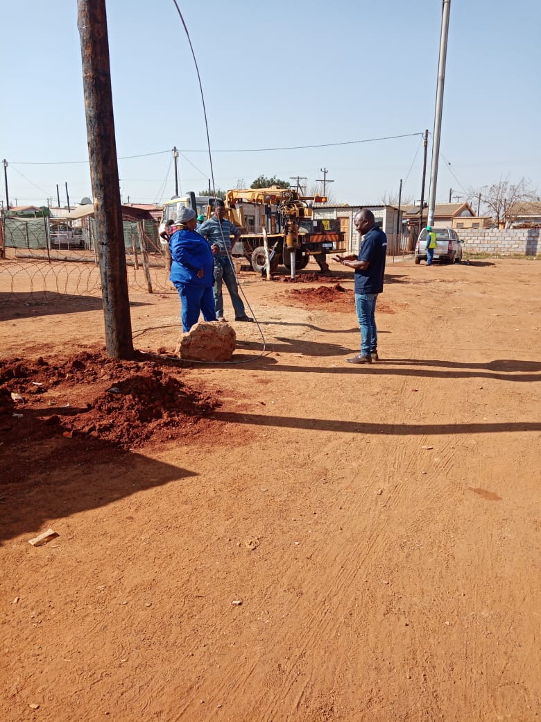 AlbertIBP's tweet image. Electricity for 60 households in Barcelona in @City_Ekurhuleni . More #Asivikelane magic from @Planact_NGO #basicservices