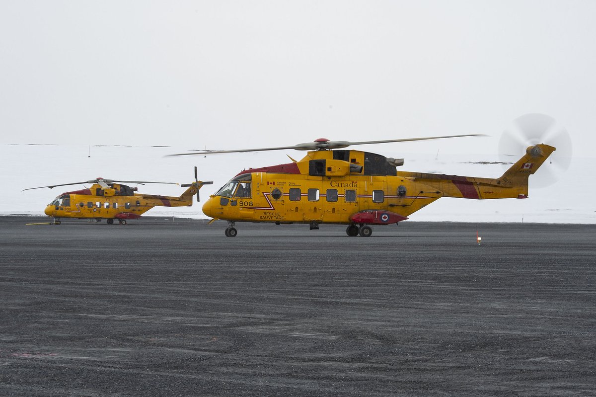 ForcesCanada's tweet photo. La distanciation physique au bout du monde, à la manière du Cormorant ( 🚁<- -> 🚁) #SFCAlert #AmalgamDart #COVID19 @ARC_RCAF https://t.co/YXKckchFq1