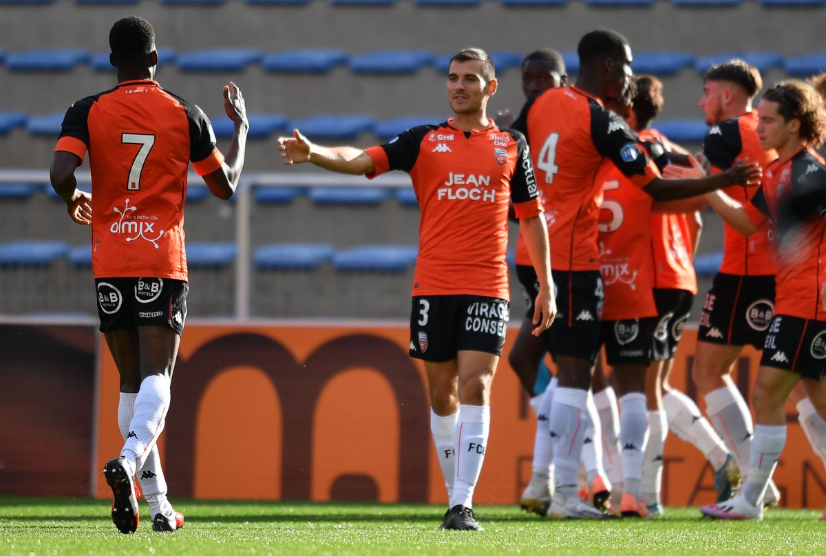 FCLorient's tweet photo. Adrien Julloux, cadre de la réserve du FC Lorient, s'est engagé avec l'@USConcarneau la semaine dernière. Il revient sur ses années chez les Merlus. 

📄➡️ https://t.co/ZWrS1vuxug

⚓️ #FormationFCL https://t.co/2DmKxnzlUM