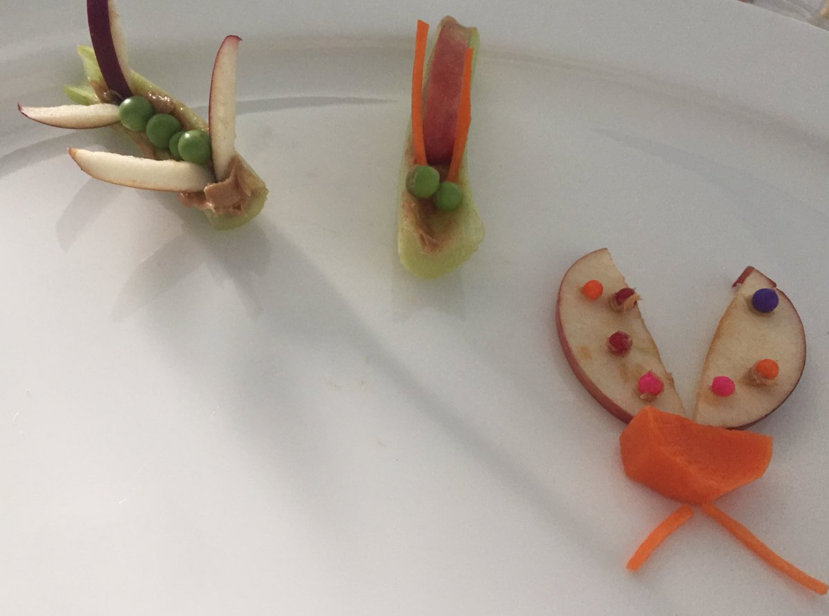 MissCourtneySm1's tweet photo. Today in Kinder we made veggie and fruit bugs!! The kids did a way better job than me! It was so much fun being creative and exploring food in a new way. @GEDSB @jl_school #virtualkinder #cookinginkindergarten https://t.co/nU7TmrZWqA