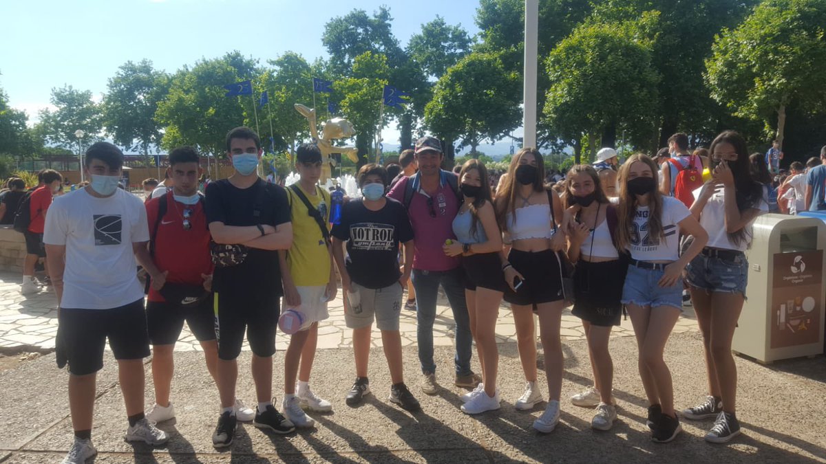 INSJoanOro's tweet photo. Dilluns 21 de juny
L'alumnat de 3r i 4t passa el darrer dia de curs a @Portaventura_ES de @costadauradatur 
Emocions, bon ambient i algunes cues. 👍🏽
#finaldecurs21 https://t.co/WwdlRkhrJy