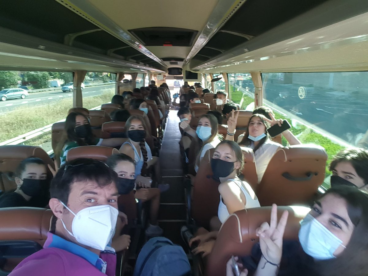 INSJoanOro's tweet photo. Dilluns 21 de juny
L'alumnat de 3r i 4t passa el darrer dia de curs a @Portaventura_ES de @costadauradatur 
Emocions, bon ambient i algunes cues. 👍🏽
#finaldecurs21 https://t.co/WwdlRkhrJy