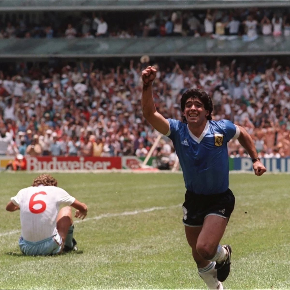 PaladarNegroWeb's tweet photo. A 35 años del Gol del Siglo.

10.87 segundos, 52 metros, 44 pasos, 12 toques. Hoy más especial que nunca. Siempre el Diego. 🔟🇦🇷 https://t.co/TW0afJ1Kos