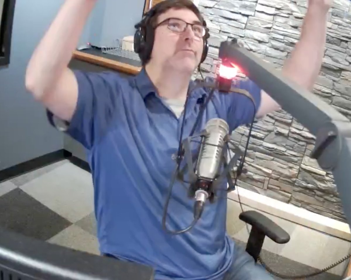 2_named's tweet photo. June 22nd 2GNC ScreenShots!! @WEATHERDAVE #airguitar @Biggie923 #ahchoo @ckelly2gnc #lookinup @demmguy #gotthebeat https://t.co/HXRdBJclWX