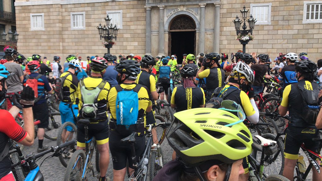 CBicisport's tweet photo. Participació del club en la mani @BarcelonaCsrc en contra del. #pepnat #NoalPepNat #collseroladetots https://t.co/shfWRnoJWq