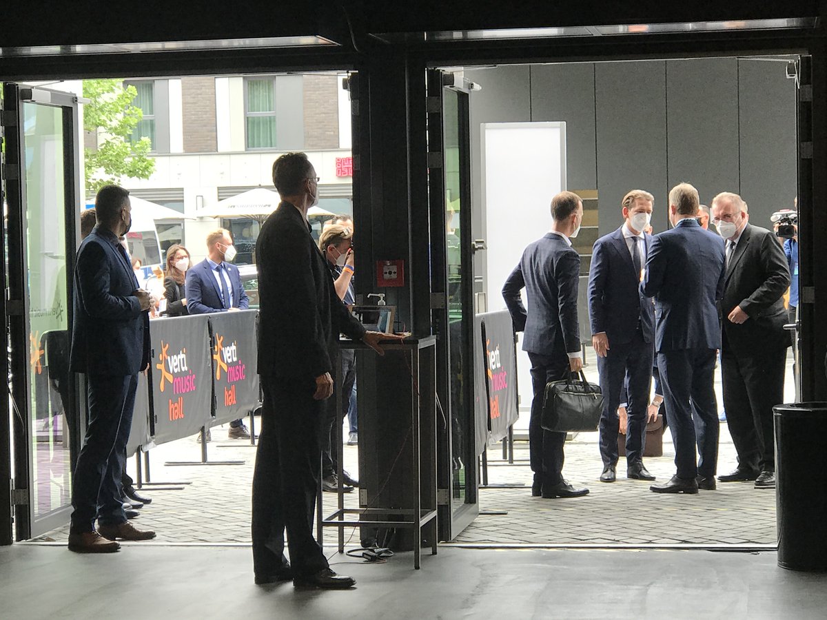 Tim_Zeller83's tweet photo. Für @sebastiankurz ist Wettbewerbsfähigkeit die Messlatte für Resilienz, digitalen Binnenmarkt und Klimaschutz. Der #Bundeskanzler bringt klares Statement, verpackt in charmantes österreichisches Understatement #TDI21 #ChoicingTheNew https://t.co/OlzzXPajCB