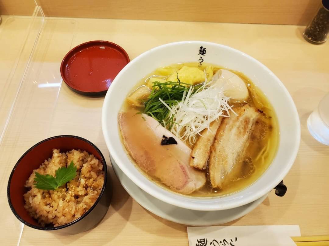 Eatech_titech's tweet photo. 【店紹介】
【自由が丘】麺らうた
6/21に開店したらしいお店。
特性塩SOBA1200円 
鯛めし200円

スープはかなり丁寧に作られていて、鶏、魚などが絶妙なバランスで混ぜられていた印象。そこに上手く塩が乗っていて、完璧に近いスープでした。トッピングの海老ワンタンやネギ、麺も美味しかったです。 https://t.co/BRKdX6fcxw