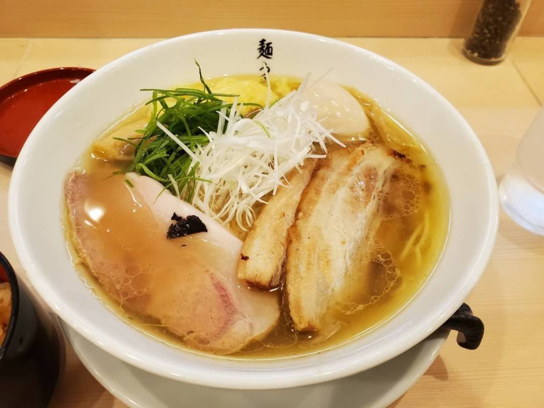 Eatech_titech's tweet photo. 【店紹介】
【自由が丘】麺らうた
6/21に開店したらしいお店。
特性塩SOBA1200円 
鯛めし200円

スープはかなり丁寧に作られていて、鶏、魚などが絶妙なバランスで混ぜられていた印象。そこに上手く塩が乗っていて、完璧に近いスープでした。トッピングの海老ワンタンやネギ、麺も美味しかったです。 https://t.co/BRKdX6fcxw
