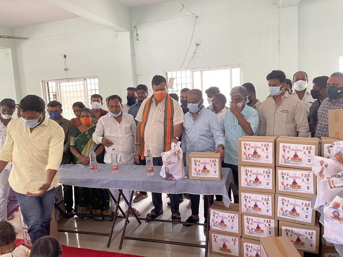 pm_saiprasad's tweet photo. Some of us can work from home but many others have to step out to earn. Our aim is to make all of them COVID ready!
Distributed #TeamSAI COVID Suraksha KAVACH along with Shri.  @ReddySudhakar21 ji &amp; others in Moulali &amp; Bolarum.

#Sevahisangathan 
#BJYMCares 

@blsanthosh https://t.co/MSugRDx2C5