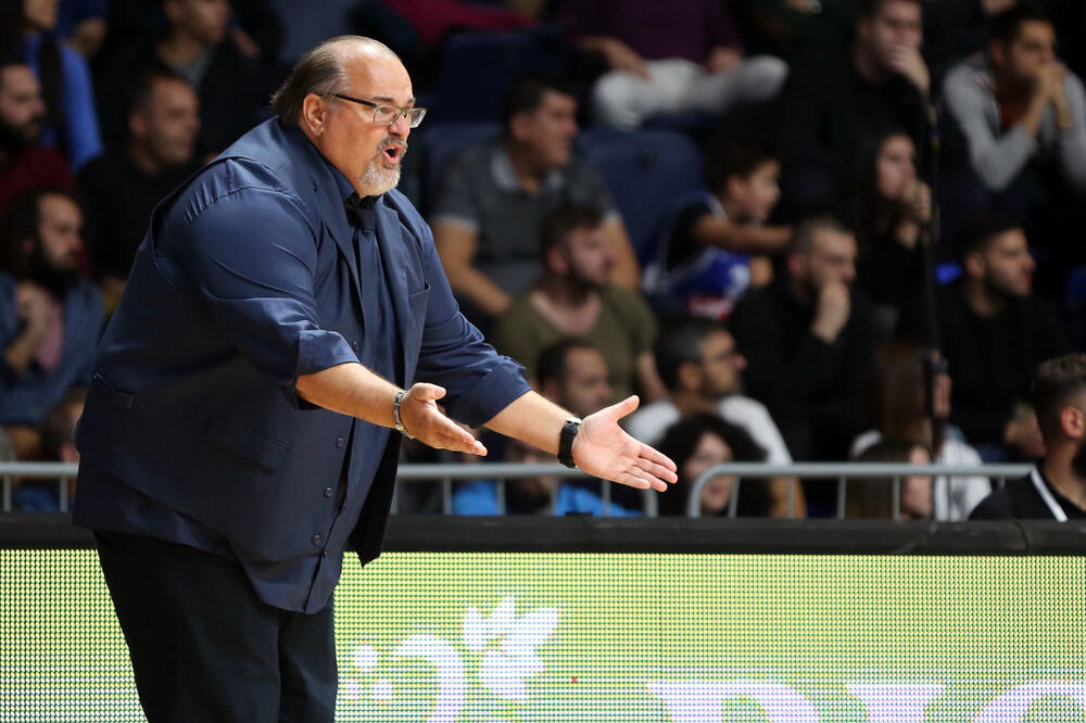 meridianbetme's tweet image. Aleksandar Džikić novi trener Budućnosti 👏🏻👏🏻👏🏻
Džikić je potpisao ugovor na dvije godine

#meridianbet #kkbuducnost #dzikic #trener #news #kosarka