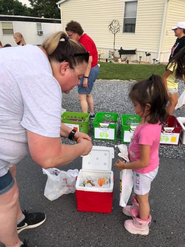 PrincipalSmartz's tweet photo. Many more kids and families showed up for our first run of Books Express than you see here! It was a great evening connecting with current, old and new students; we handed out oodles of books!  It takes a team! @RBESCardinals @AlgerLibrarian https://t.co/hvLD22EMvs
