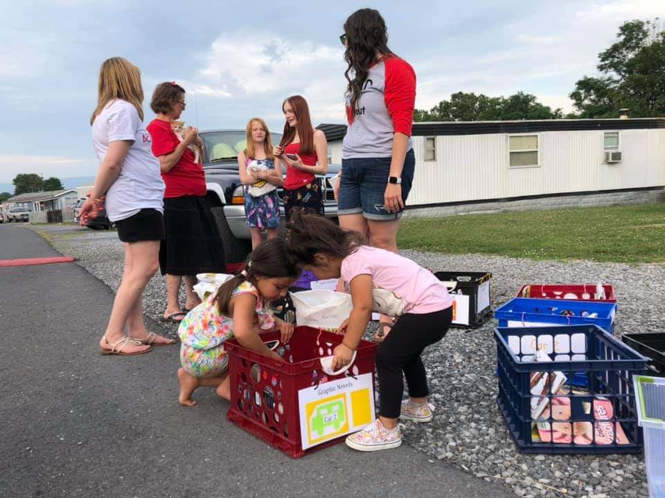 PrincipalSmartz's tweet photo. Many more kids and families showed up for our first run of Books Express than you see here! It was a great evening connecting with current, old and new students; we handed out oodles of books!  It takes a team! @RBESCardinals @AlgerLibrarian https://t.co/hvLD22EMvs