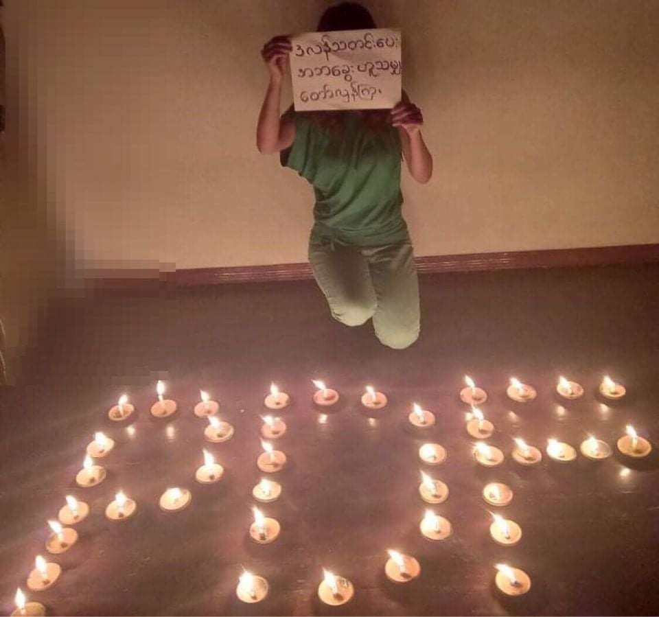 Youths in #Mawlamyine Tsp,Mon State staged a #CandleLightStrike to show their solidarity to the people of #Mandalay and #Mandalay's #PeopleDefenceForce (MPDF) tonight. 

#June22Coup #WhatsHappeningInMyanmar #UnfetteredAccessForAids