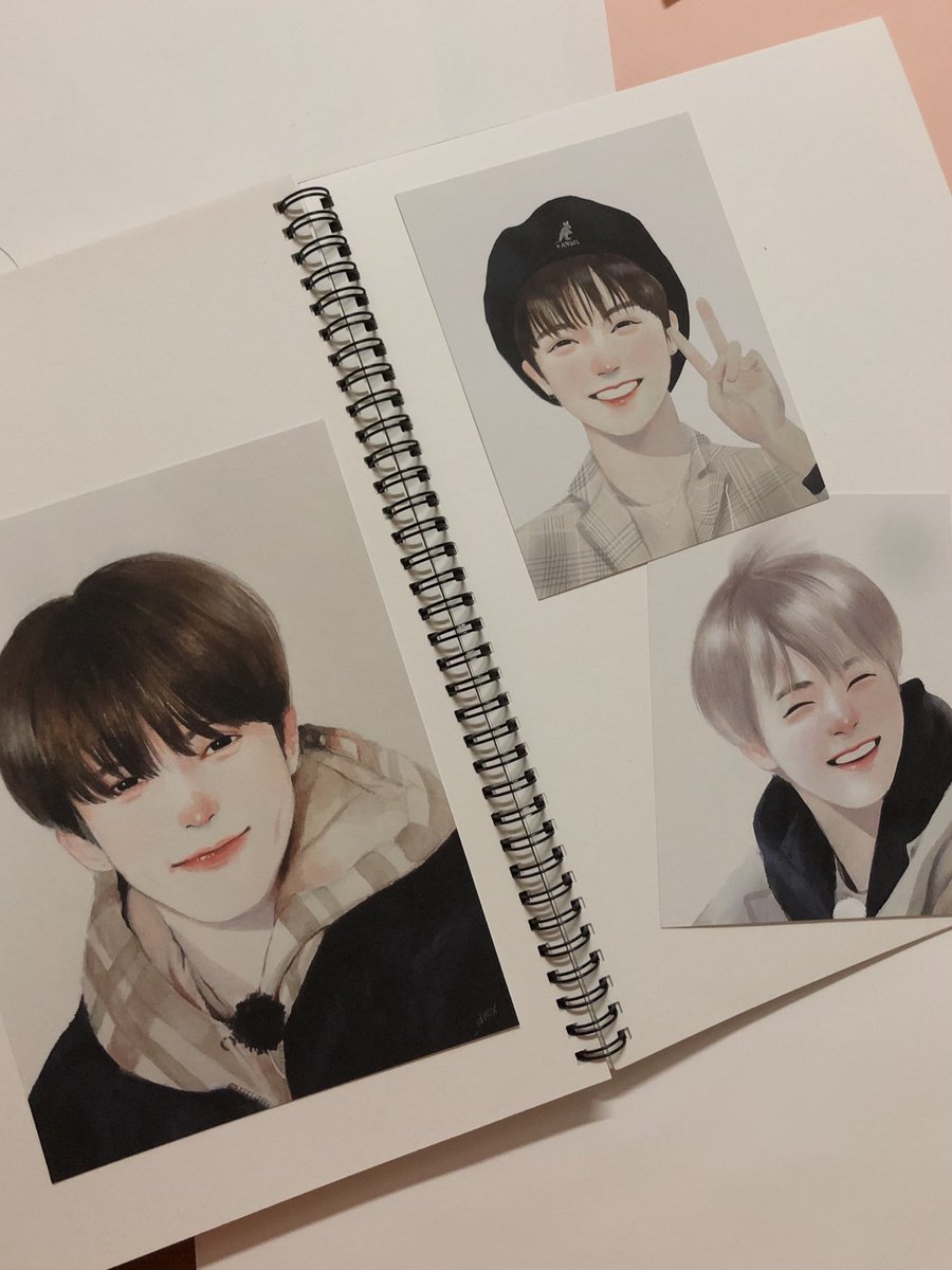 10k ฟลว แล้ว ㅜ ㅜ  ขอบคุณทุกคนที่คอยติดตามและให้กำลังใจมาตลอด แอควาดรูปเล็กๆของเราในวันนั้นเติบโตไปอีกขั้นนึงแล้ว ขอตอบแทนด้วยการแจกโปสการ์ด 1 เซ็ตในภาพนี้ค่า (เหลือแค่นี้ มุแง) รีทวิต only เลยคับ ;-;