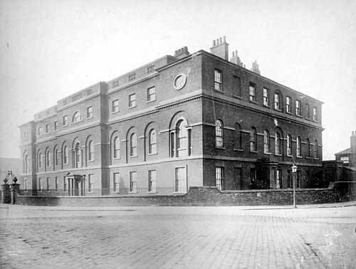 leedslibraries's tweet photo. The old Infirmary was built by John Carr between 1768 - 1771 at a cost of £4599. The Hospital was transferred to George Street in 1868. #LeedsLibrariesCHT https://t.co/GNwrMqZqiy