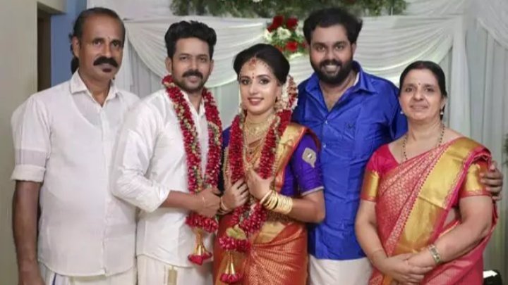 Tushar_KN's tweet photo. After a Vismaya in 20s died after alleging abuse by her husband over dowry,her mother said she was worried about what people would say if she left him.She said...she'll somehow endure it(abuse). Vismaya suspected to have died by suicide.

WHY THE HELL ENDURE? 🤦‍♂️ https://t.co/aXJuuRYKDi
