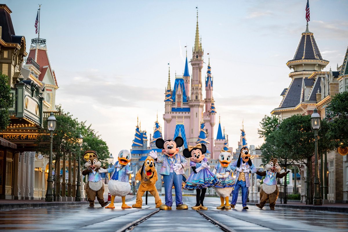 wdwmagic's tweet photo. Disney reveals the Walt Disney World 50th anniversary outfits for Mickey and pals to debut in October https://t.co/0tx8wGr07z https://t.co/TnvpuVjbC2