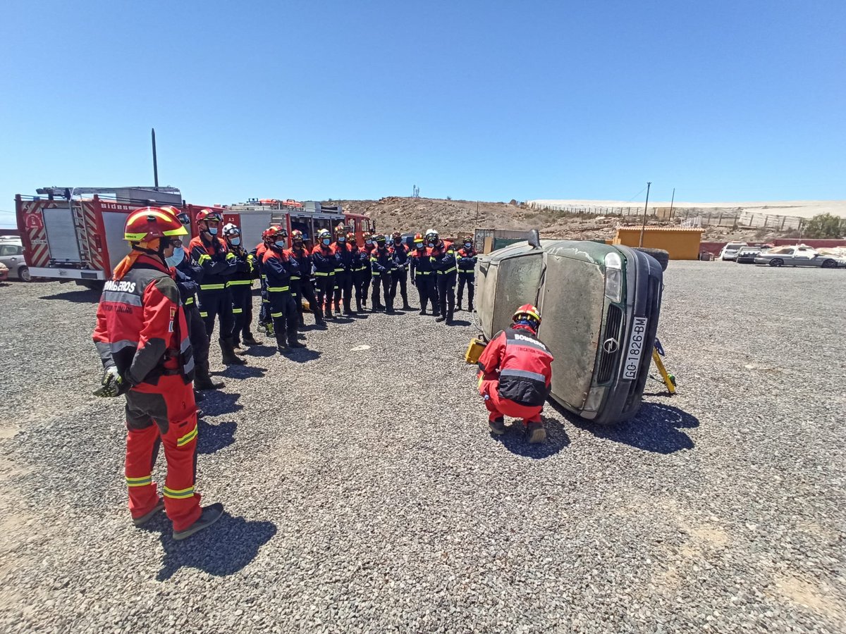 Los bomberos aprendieron técnicas y habilidades para afrontar con seguridad la excarcelacion de víctimas en un accidente de trafico