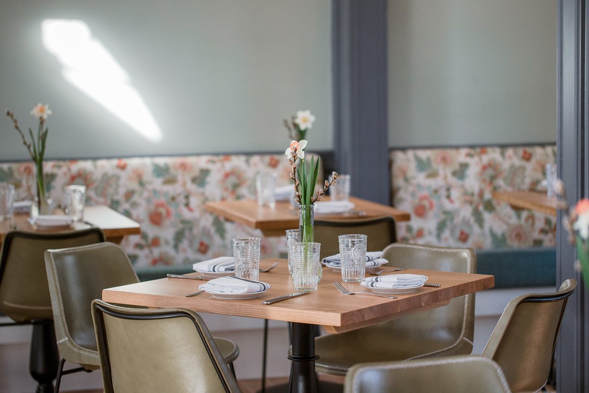 HillwoodMuseum's tweet photo. Merriweather Café has returned with full service dining!  A beautiful space paired with a refreshing menu offer the perfect complement to your Hillwood visit. Head to https://t.co/DPUUZ8s6nT to view the menu and make a reservation.  

📷: @dolaphoto | @ByConstellation https://t.co/JFuKoQjG7Z