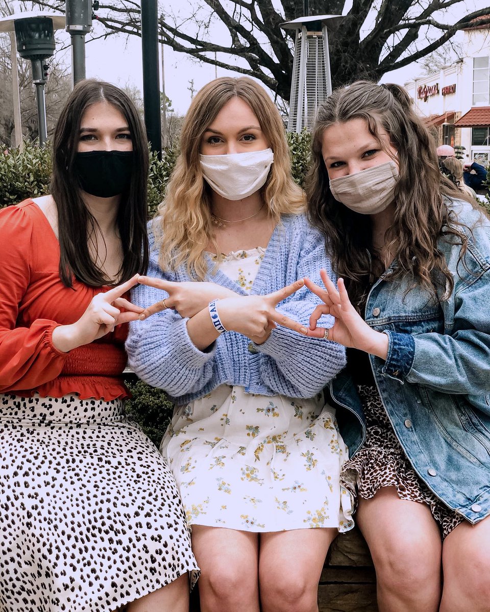 Panhellenic friendships are the #BEST kind of friendships!!! Who agrees???🤩🤩
•
tag a panhellenic sister below🤍
