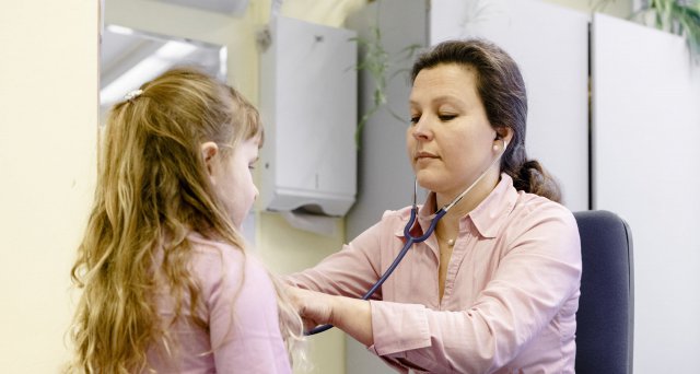 Dt_Aerzteblatt's tweet photo. GesundheitsĂ€mter ĂŒberlastet, viele Schuluntersuchungen fallen aus: Berlin â Die GesundheitsĂ€mter in Deutschland haben nicht genĂŒgend Ărztinnen und Ărzte, um alle Schuleingangsuntersuchungen fĂŒr das⊠https://t.co/85CD9Gqujx #OEGD #Schuluntersuchungen #Personalmangel https://t.co/mUR0k9geSn