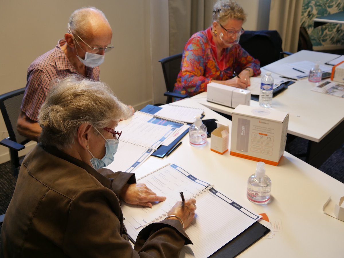 LabSenioriales's tweet photo. Bientôt la fin de cette journée de Tests avec nos experts Métier du #LabSenioriales, nos résidents et la société @BetterAirUs. C’est l’heure de noter toutes les remarques et compléter les books d’évaluation avant de se quitter ! 💭✏️ https://t.co/DYmiKhTuOj
