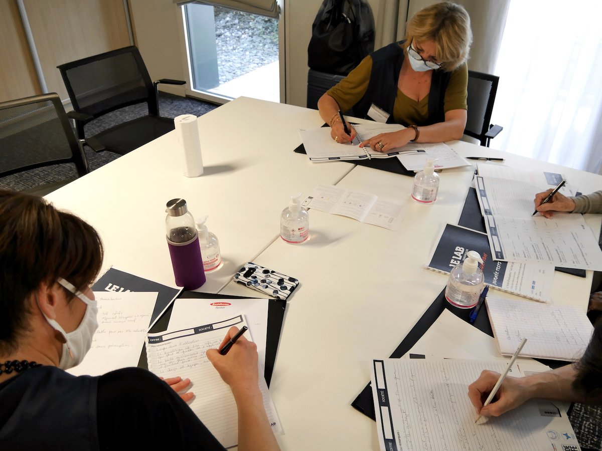 Bientôt la fin de cette journée de Tests avec nos experts Métier du #LabSenioriales, nos résidents et la société <a href="/BetterAirUs/">BetterAir</a>. C’est l’heure de noter toutes les remarques et compléter les books d’évaluation avant de se quitter ! 💭✏️
