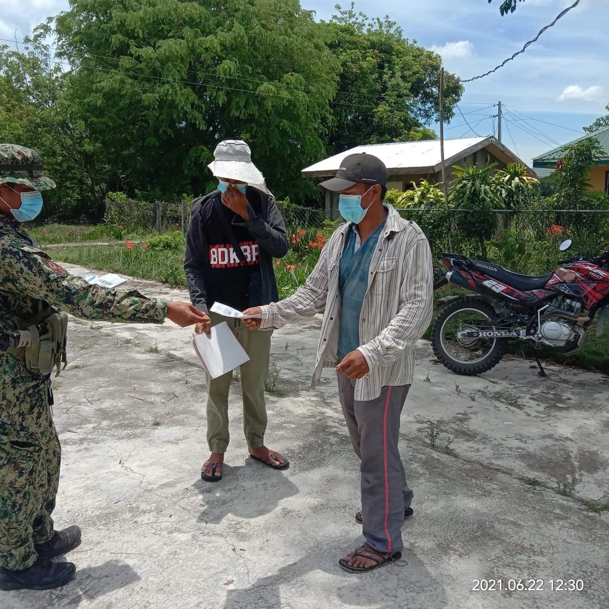 PNPPinukpuk's tweet photo. PLT ALFREDO FA-ED, Deputy COP conducted infodrive through dialogue and distribution of IEC materials to the motorists at Brgy. Magaogao, Pinukpuk, Kalinga.
#Infodrive
#DistributionOfIECMaterials
#TeamPNP
#WeServeAndProtect
#PNPKakampiMo https://t.co/YrspyqWaL3