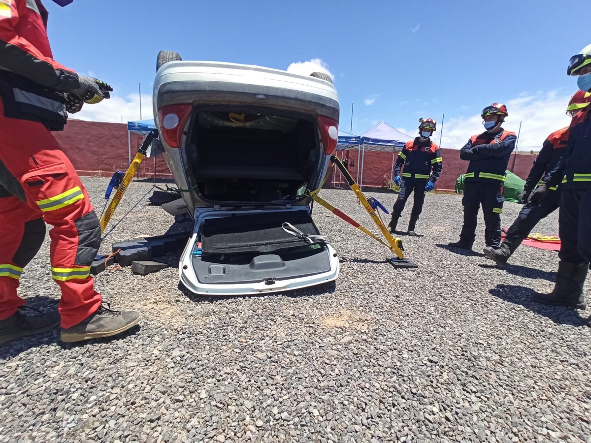 El alumnado se instruyó, entre otros aspectos, sobre la estructura técnica de los vehículos, las técnicas de acceso y liberación de víctimas atrapadas