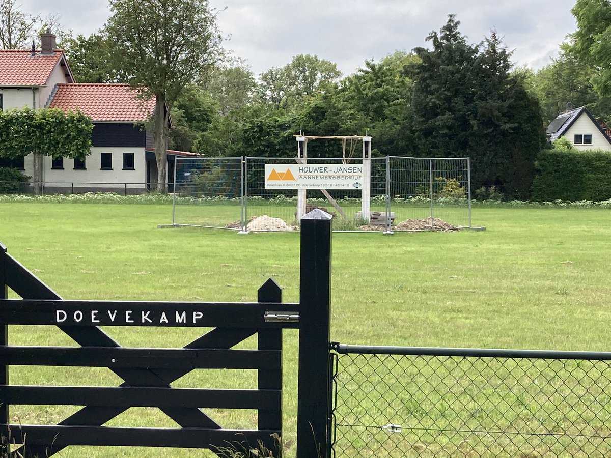 Oldeberkoop's tweet photo. Terugplaatsing na herbouw/reparatie van de duiventil @Oldeberkoop is begonnen door @HouwerJansen 👍 https://t.co/jM8pAavxgA