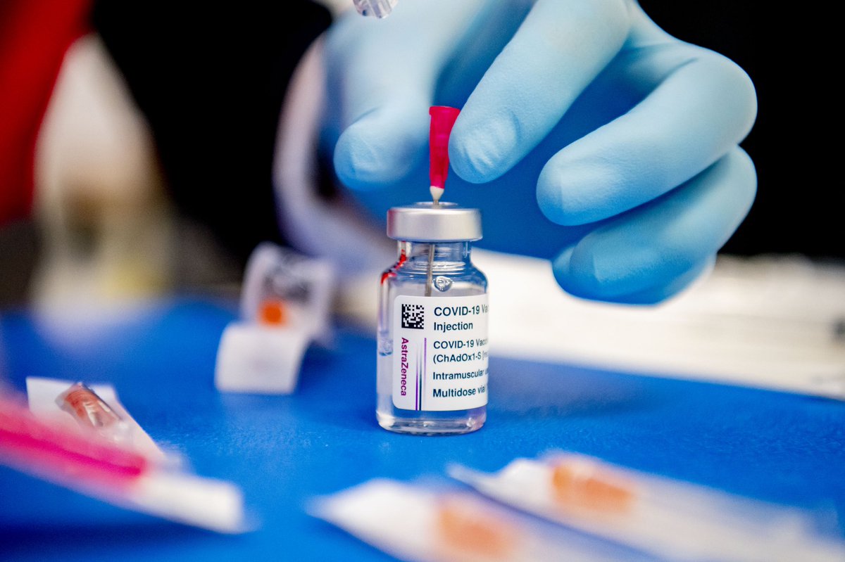 hugodejonge's tweet photo. Ook de laatste huisartsen krijgen deze week de doses AstraZeneca die zij nodig hebben om bij 60- tot 64-jarigen de 2e prik te zetten. Deze kan korter volgen op de 1e dan aanvankelijk werd gedacht, en met oog op de Delta-variant is dat ook verstandig. 👉 https://t.co/WqbaR66ZUq https://t.co/Uq6cCNbPVk
