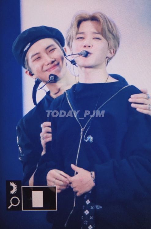 E4fkhGJWYAAW--_?format=jpg&name=900x900