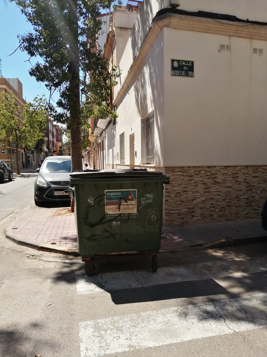 HectorEnemigo's tweet photo. Hola @PoliciaBntssr, hay alguien en Benetússer que no respeta la poca accesibilidad que tiene el pueblo. Han cambiado de sitio el contenedor para poder aparcar su coche.
Cruce de Marqués del Túria con Avenida Paiporta.

Mira @Disca_power, antes los coches que las personas... https://t.co/cGcZIR6Zre