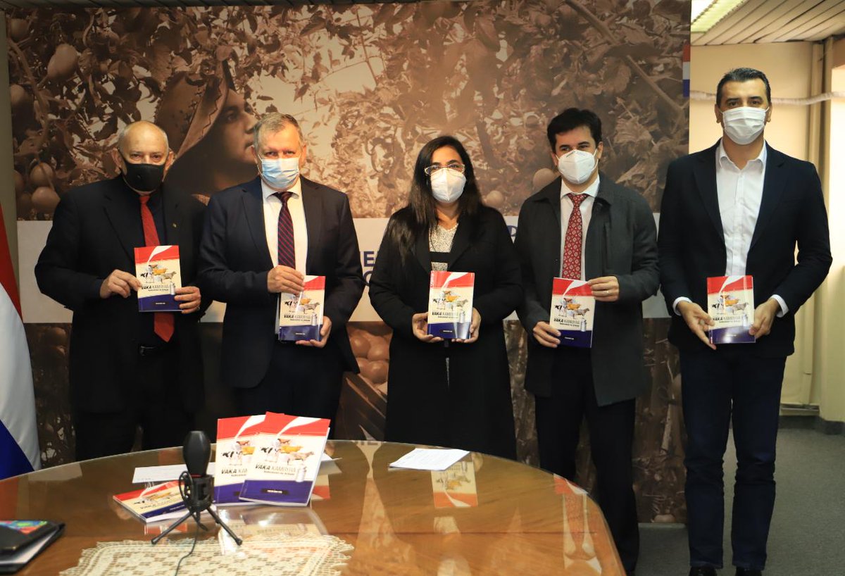 magparaguay's tweet photo. Con presencia del Ministro de Agricultura y Ganadería, Moisés Santiago Bertoni, el Viceministro de Ganadería, Marcelo González y la Ministra de la Secretaría de Políticas Lingüísticas, Ladislaa Silvero, se presentó el libro "Vaka Kambyrã" del Profesor Pablino Gómez https://t.co/G1WJqknxzs