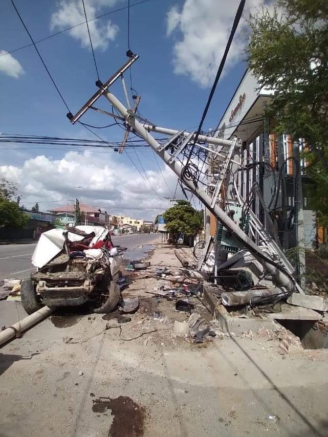 After a sudden day of heavy fighting in #Mandalay in #Myanmar, these are just some pictures resulting from it as #military security forces clashed with People's Defence Force, civilian volunteer fighters. Military seen with RPG weapons &amp; armoured tanks #WhatsHappeningInMyanmar