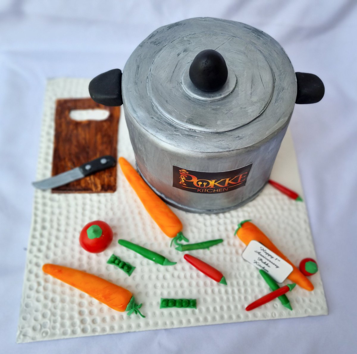 PatrosKitchen's tweet photo. Pokke Kitchen specializes in African hearty meals & they were celebrating their one year anniversary so we couldn't think of any cake design that'll represent them well than this one♥️
#cookcake #cake #GirlsTalkZA #midrandbaker #WomeninBusiness #BlackOwnedBusiness #GirlTalkZA https://t.co/aiGtGkweGG