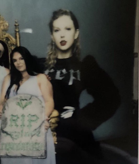gldrushred's tweet photo. 3 years tomorrow bestie i miss you @taylorswift13 #reptourlondon https://t.co/PAgS7mqGAb