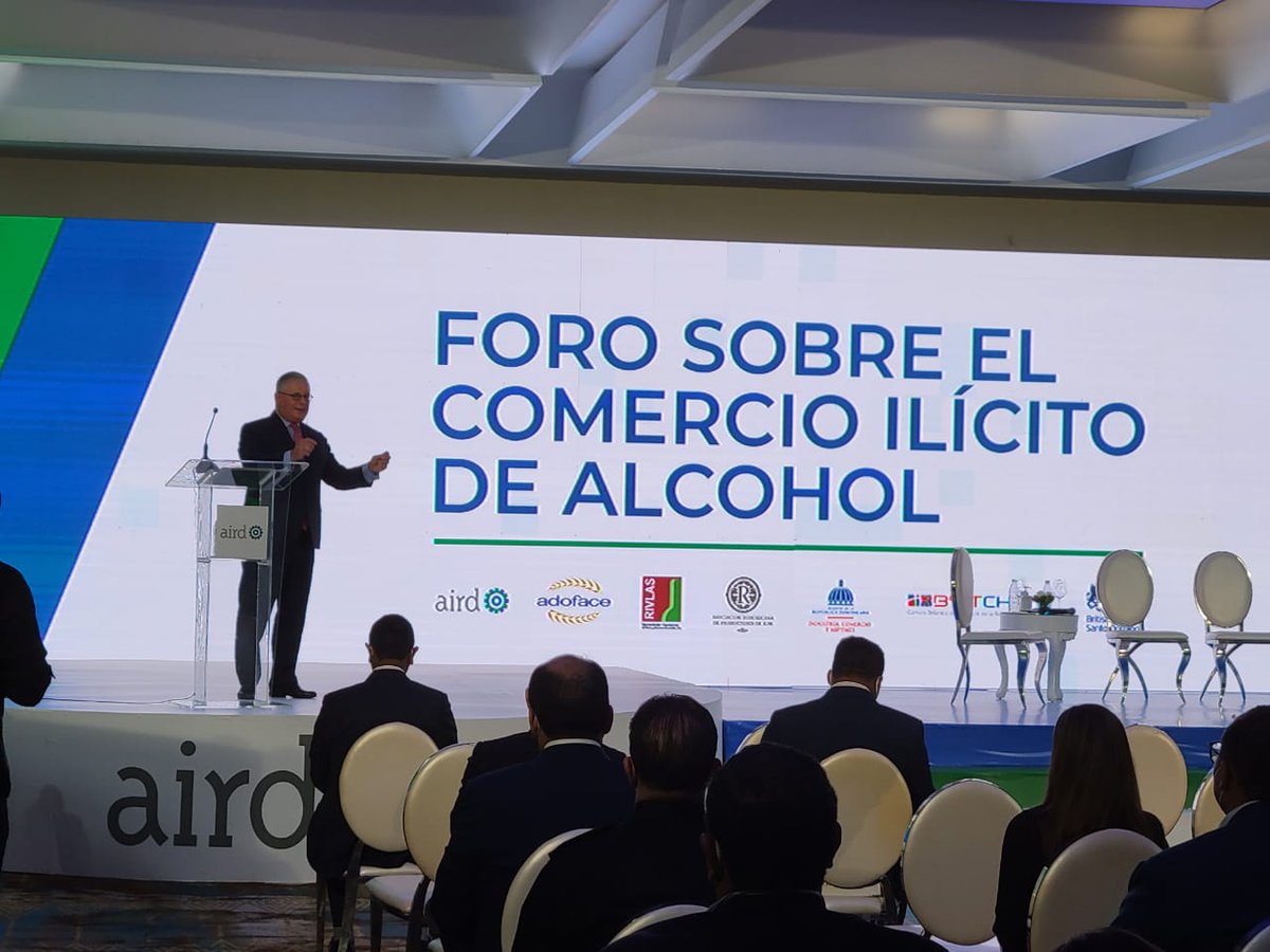 S_Jaramillo_H's tweet photo. Excelente intervención de Daniel Witt hablando de la incidencia del #alcoholIlicito en la economía mundial.  #NoAlcoholIlicito https://t.co/gWPAaraA8C