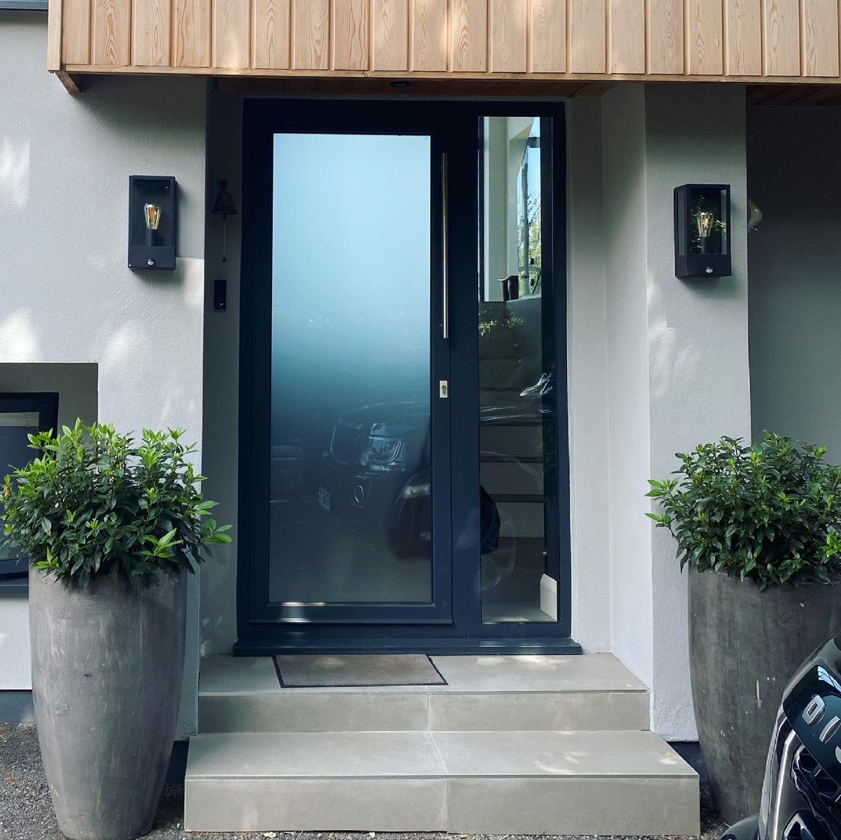 prwindowsltd's tweet photo. Outside and Inside #view 😍 simply #beautiful, #stylish and #modern 😍enough said 😉 @ChoicesAli @CWGChoices @AluK_GB #aluminiumdoor #frontdoor #aluk #entrance #homeinspo #happycustomer  #home #homeimprovement #dorking #reigate #surrey #localbusiness https://t.co/ZC9sz8Kz7j