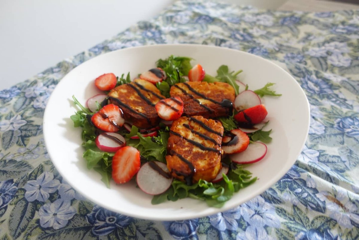 perse_phone32's tweet photo. In hot summer days 🌡🌞, it's good to prepare fresh, tasty  salads 🥗 🍓🥬🍃💚🌱🍅

#salad #salaatti #kesäruokaa #gogreen #hallomi #mansikka #balsamic #foodart #foodblogger #foodstyling #foodphotography #juhannus #juhannusruokaa
https://t.co/41TizDDfo4 https://t.co/e9r9jU6c7O