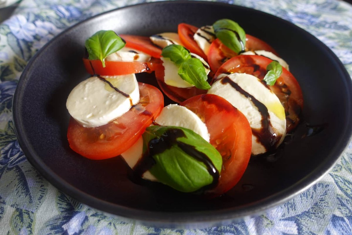 perse_phone32's tweet photo. In hot summer days 🌡🌞, it's good to prepare fresh, tasty  salads 🥗 🍓🥬🍃💚🌱🍅

#salad #salaatti #kesäruokaa #gogreen #hallomi #mansikka #balsamic #foodart #foodblogger #foodstyling #foodphotography #juhannus #juhannusruokaa
https://t.co/41TizDDfo4 https://t.co/e9r9jU6c7O