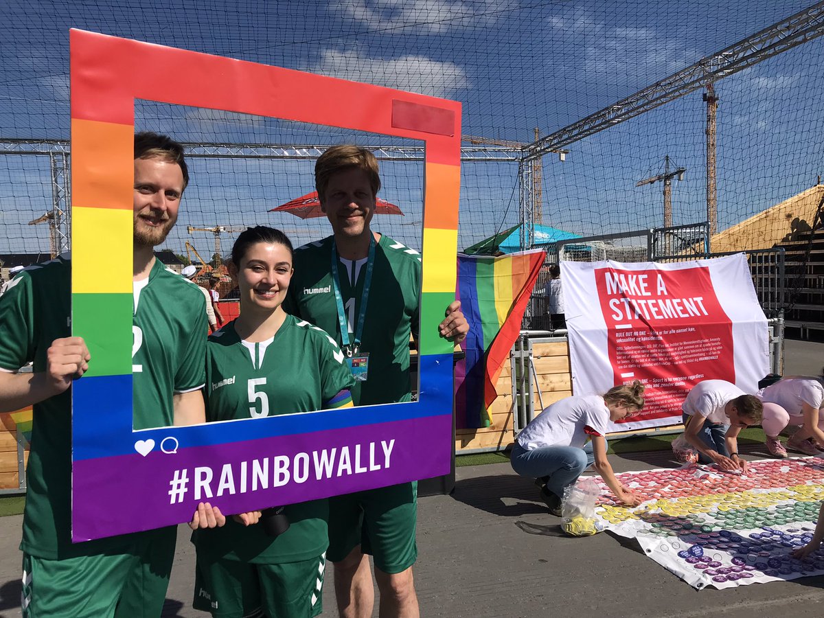 AnnetteStubkj's tweet photo. Klar til #PrideCup på Ofelia Plads. Idræt er for alle uanset køn, seksualitet og kønsidentitet. @amnestydk @DBUfodbold @Spillerforening @EURO2020 https://t.co/545bQ4ZLi7